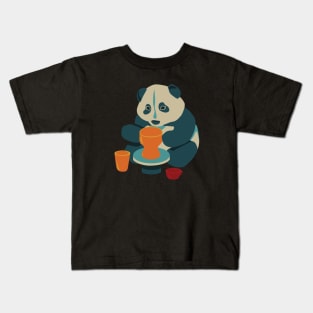 Panda loves pottery Kids T-Shirt